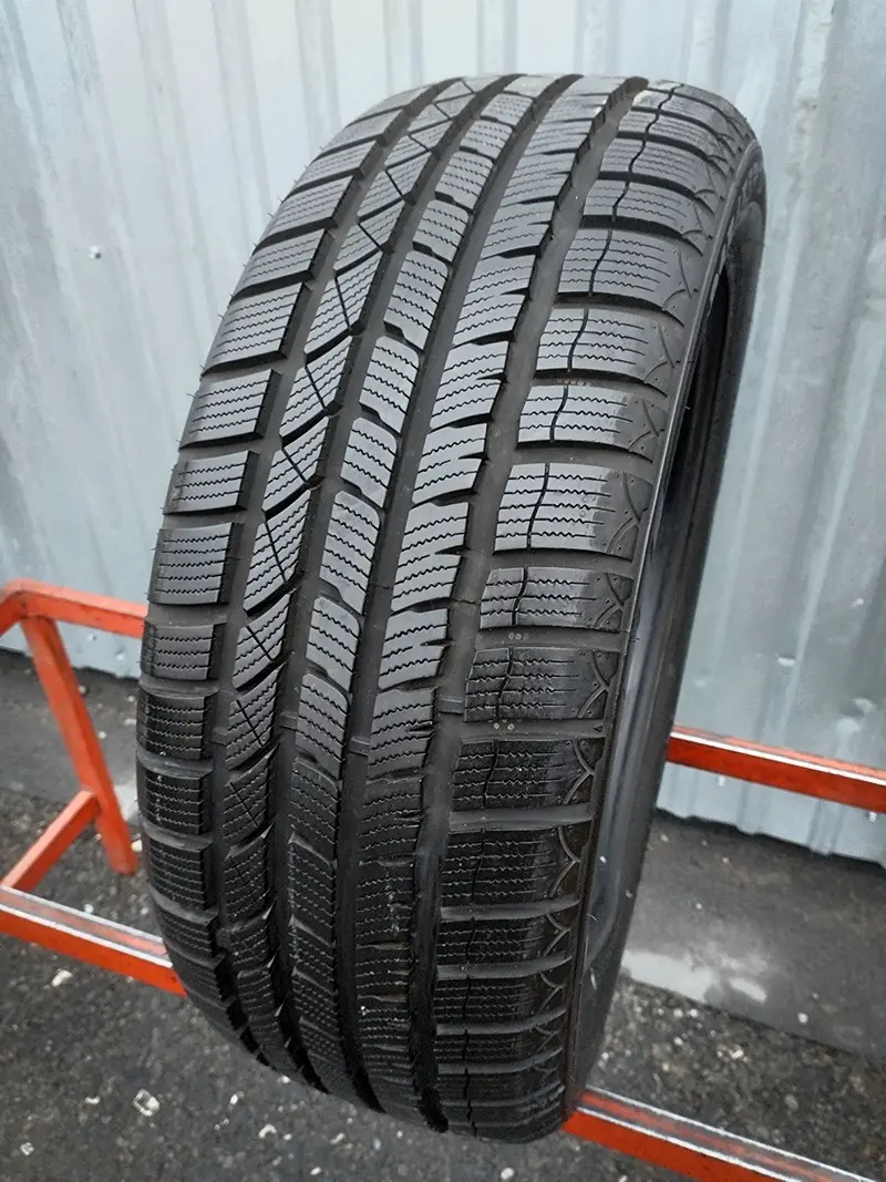 Б/у шина 215/55 R17 Momo North Pole W2