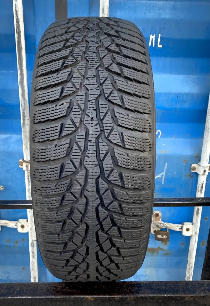 Б/у шина 215/55 R17 Nokian WR D4