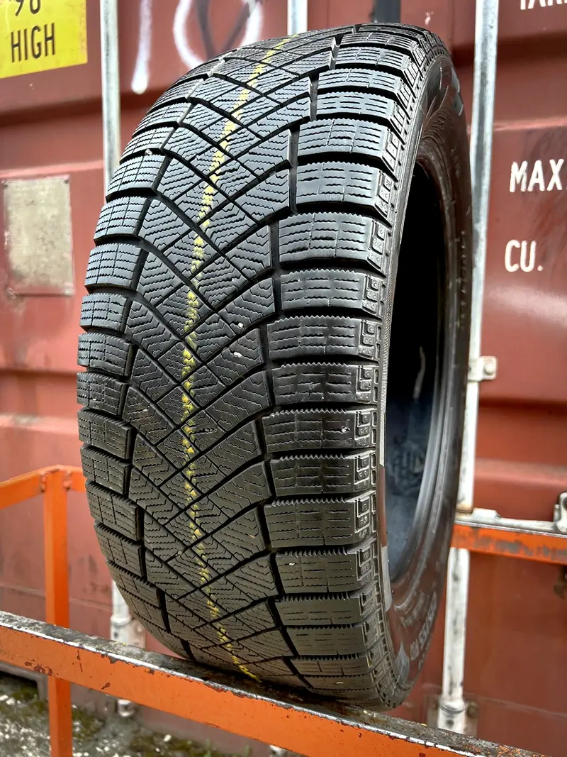 Б/у шина 215/55 R17 Pirelli Ice Zero FR
