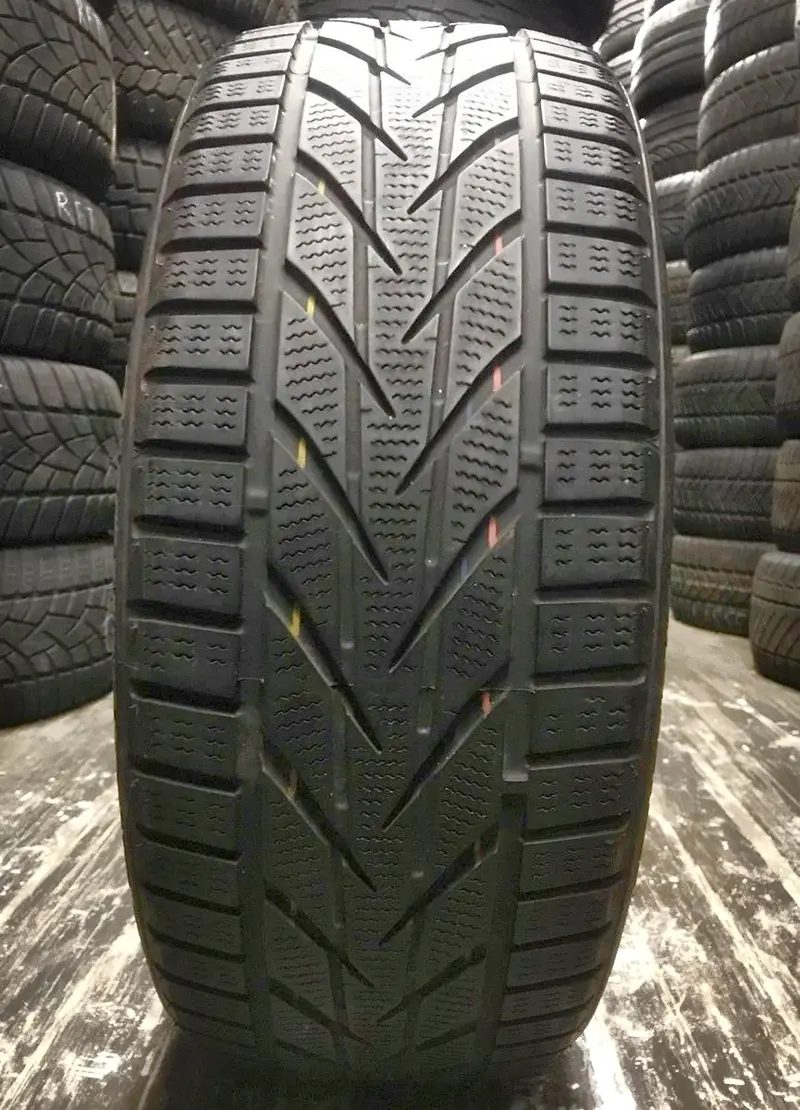 Б/у шина 215/55 R17 Toyo Snowprox S953