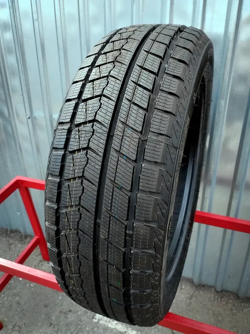 Новая шина 215/55 R17 ZMAX Icepioneer 868