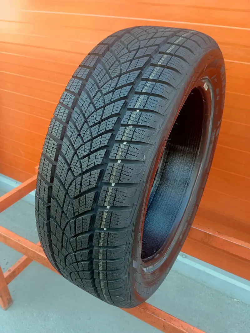 Б/у шина 215/55 R18 Goodyear Ultra Grip Perfomance GEN-1