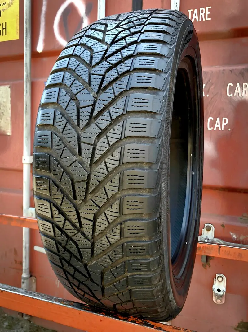 Б/у шина 215/55 R18 Yokohama BluEarth Winter V905