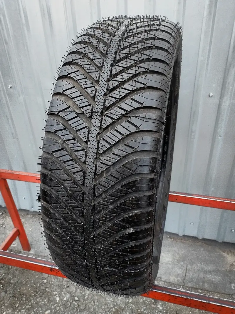 Б/у шина 215/60 R16 Goodyear Vector 4Seasons