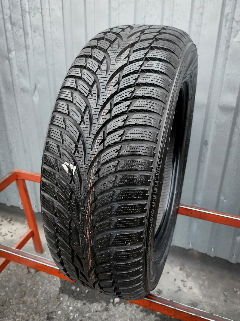 Б/у шина 215/60 R16 Nokian WR D3