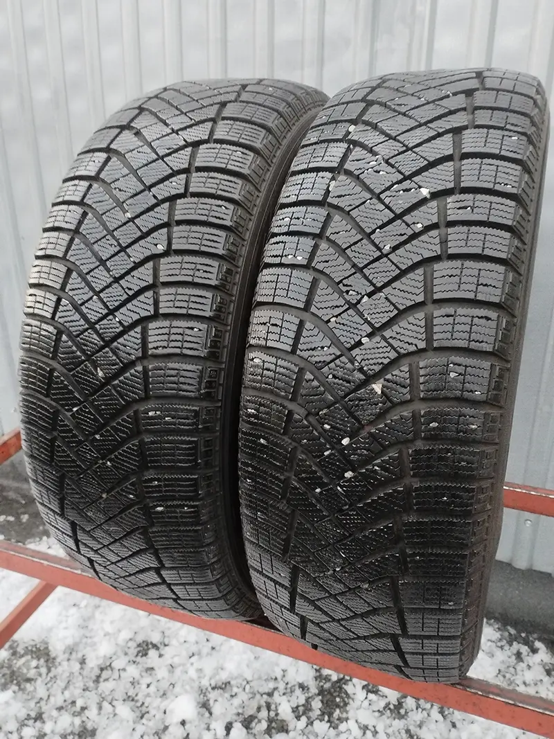 Пара б/у шин 215/60 R16 Pirelli Ice Zero FR