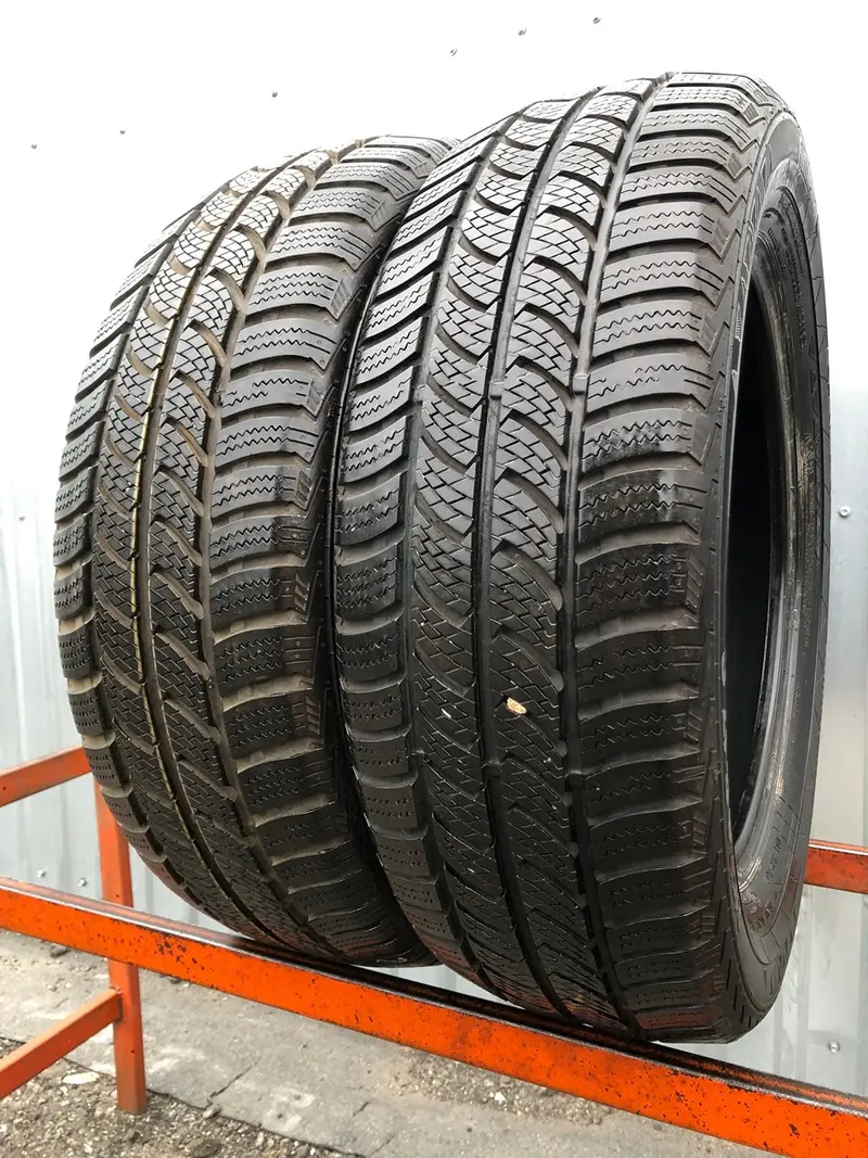 Пара б/у шин 215/60 R17C Continental VancoWinter 2