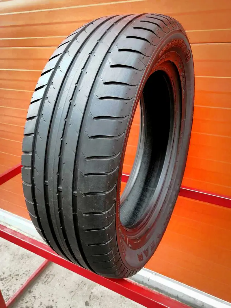 Б/у шина 215/60 R17 Goodyear EfficientGrip