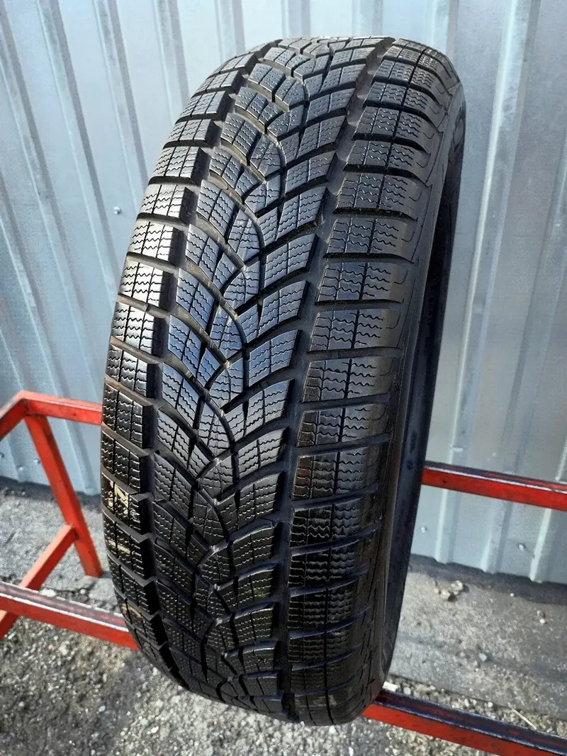 Б/у шина 215/60 R17 Goodyear Ultra Grip Perfomance GEN-1