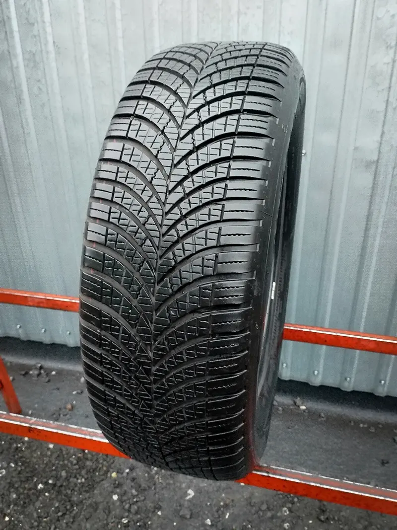 Б/у шина 215/60 R17 Goodyear Vector 4Seasons Gen-3
