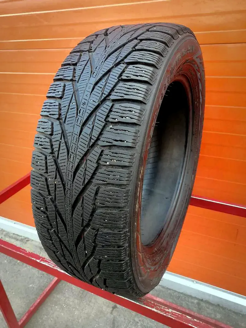 Б/у шина 215/60 R17 Nokian Hakkapeliitta R2 SUV