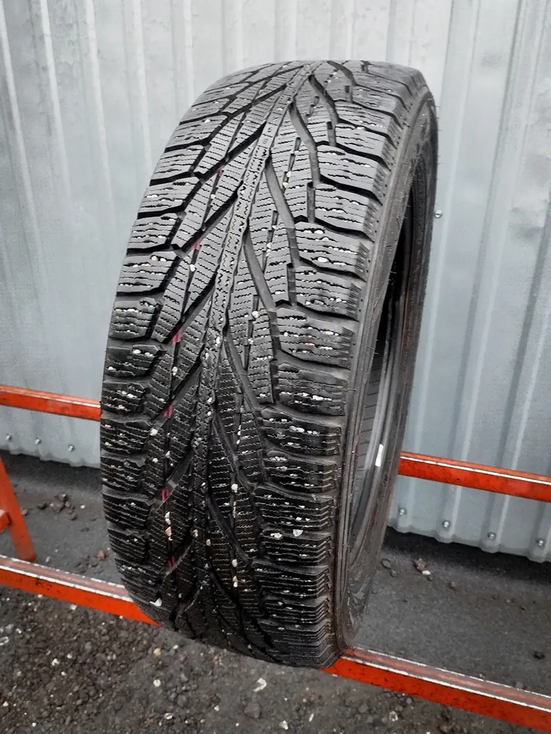 Б/у шина 215/60 R17 Nokian Hakkapeliitta R2 SUV