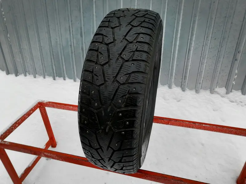 Б/у шина 215/60 R17 Yokohama Ice Guard Stud IG55