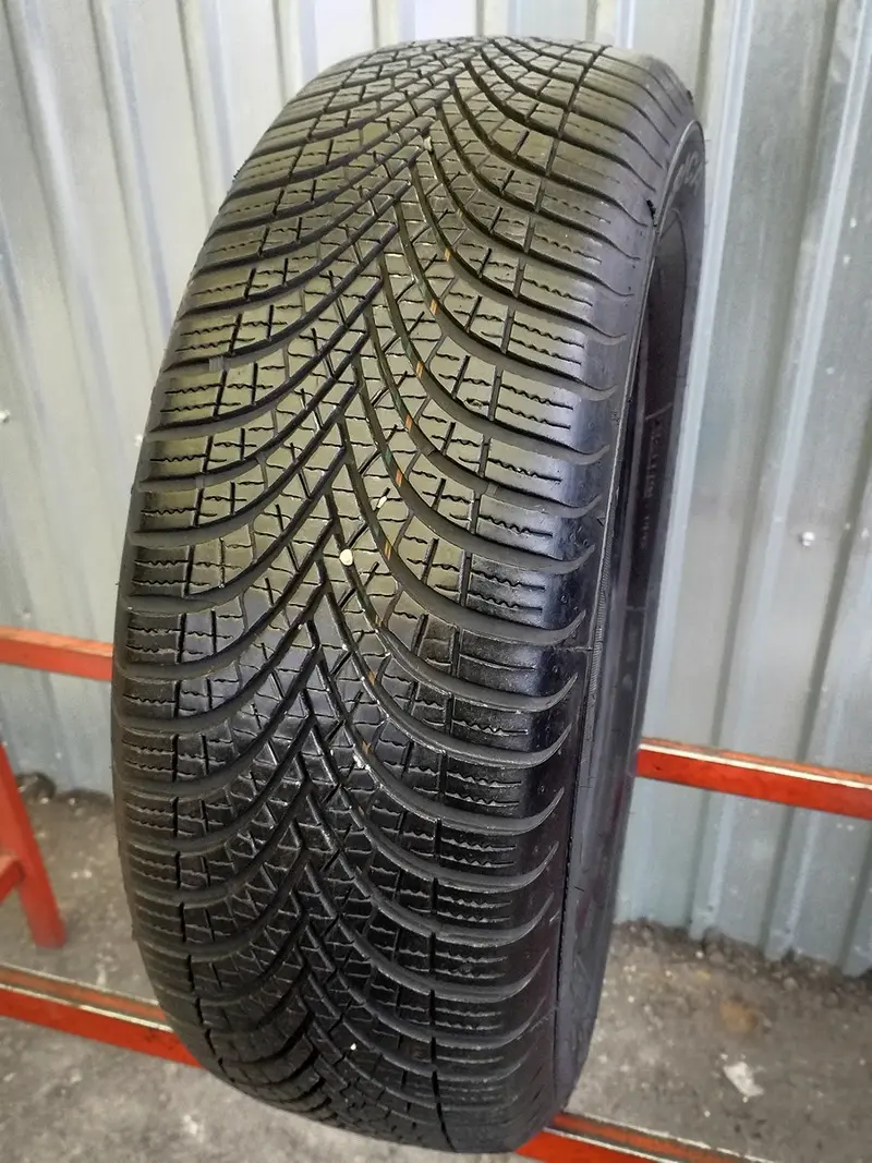 Б/у шина 215/65 R16 Debica Navigator 3