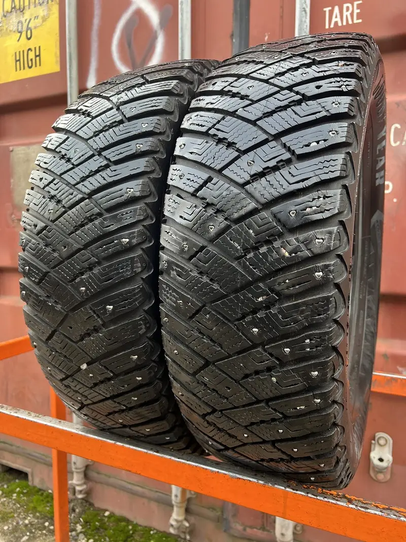 Пара б/у шин 215/65 R16 Goodyear Ultra Grip Ice Arctic
