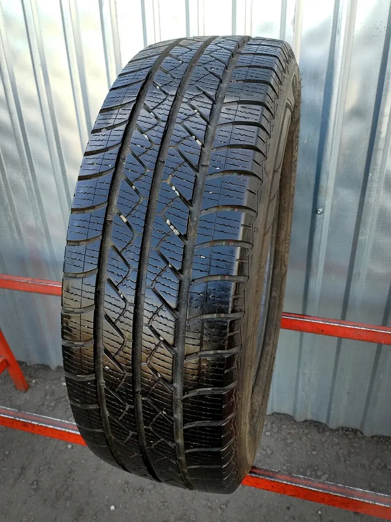 Б/у шина 215/65 R16C Goodyear Vector 4Seasons Cargo