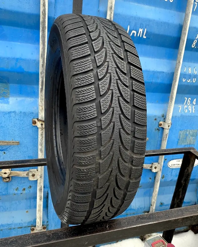 Б/у шина 215/65 R16 Nokian WR