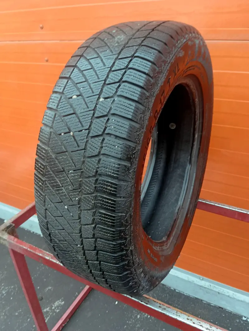Б/у шина 215/65 R17 Continental ContiVikingContact 6
