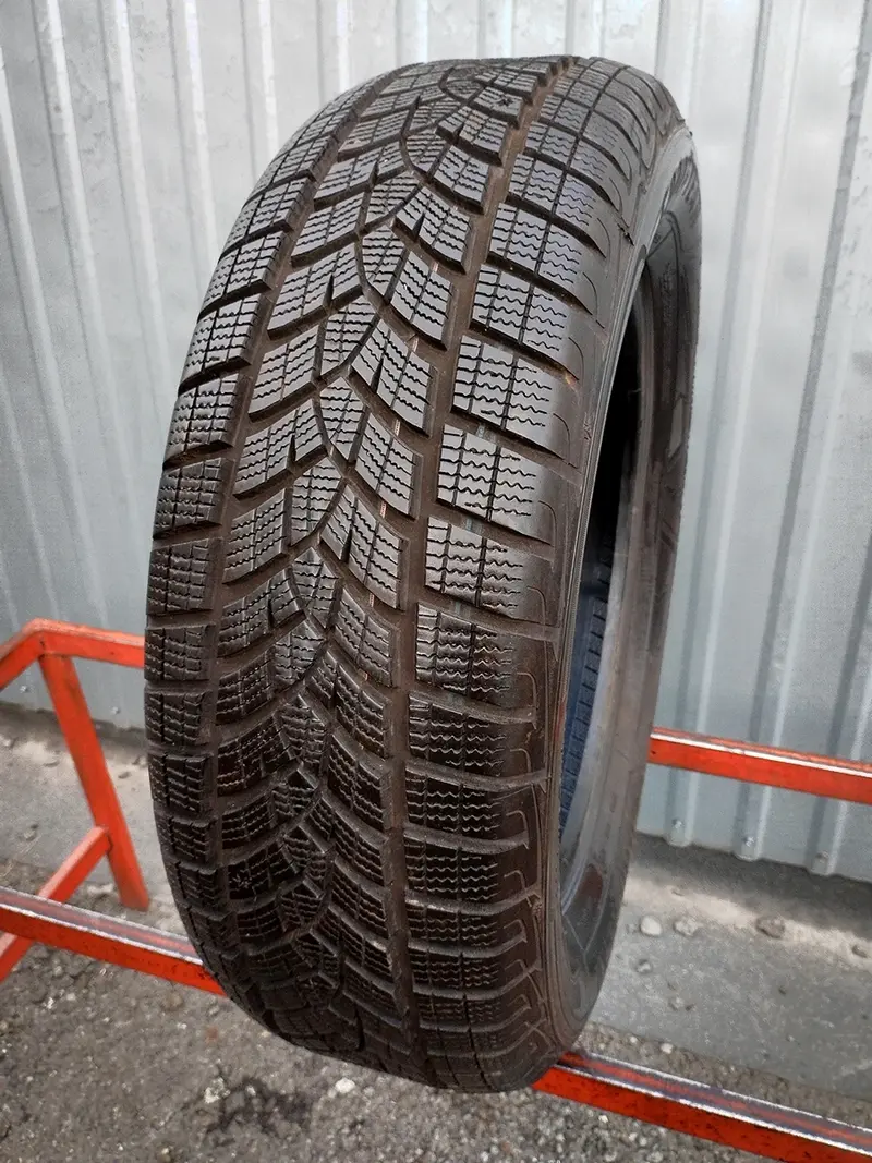 Б/у шина 215/65 R17 Goodyear Ultra Grip Performance + SUV