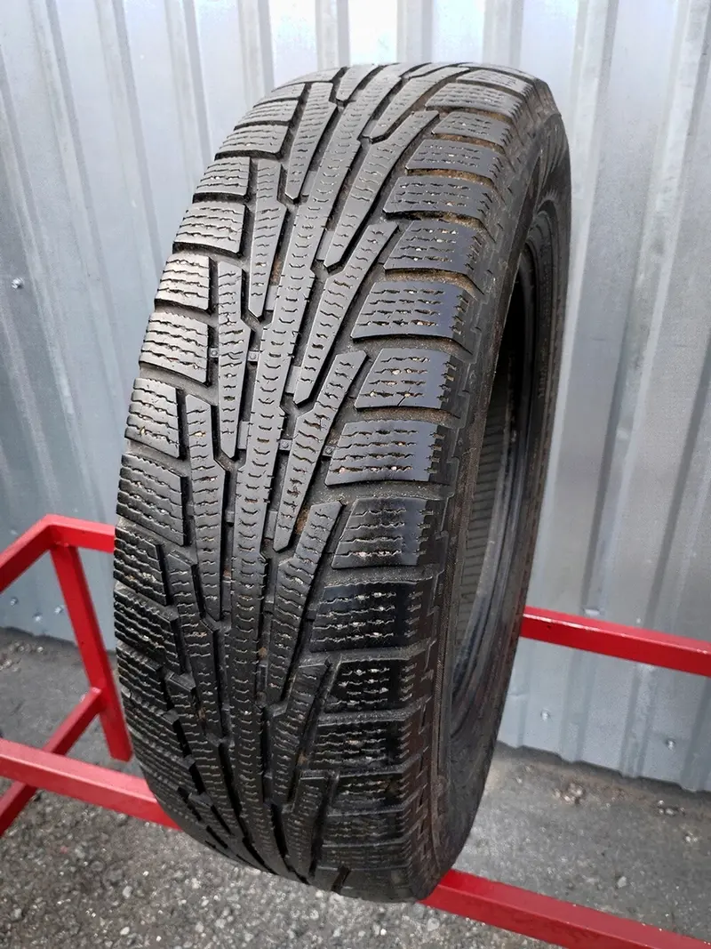 Б/у шина 215/70 R16 Nokian Hakkapeliitta R SUV