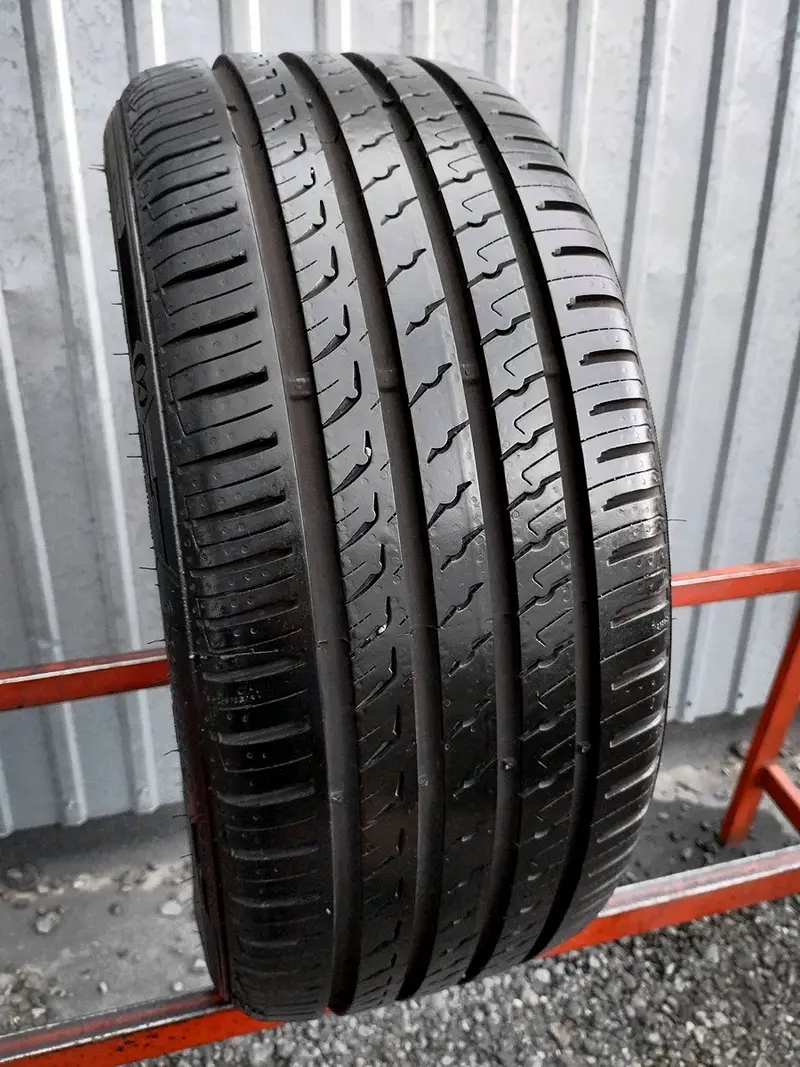 Б/у шина 225/40 R18 Barum Bravuris 5HM