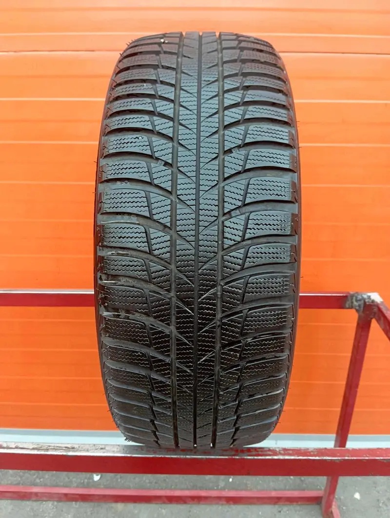 Б/у шина 225/40 R18 Bridgestone Blizzak LM-001