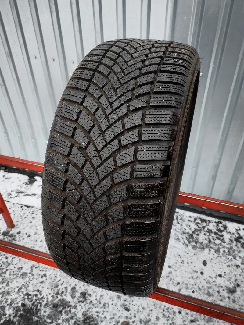 Б/у шина 225/40 R18 Bridgestone Blizzak LM-005