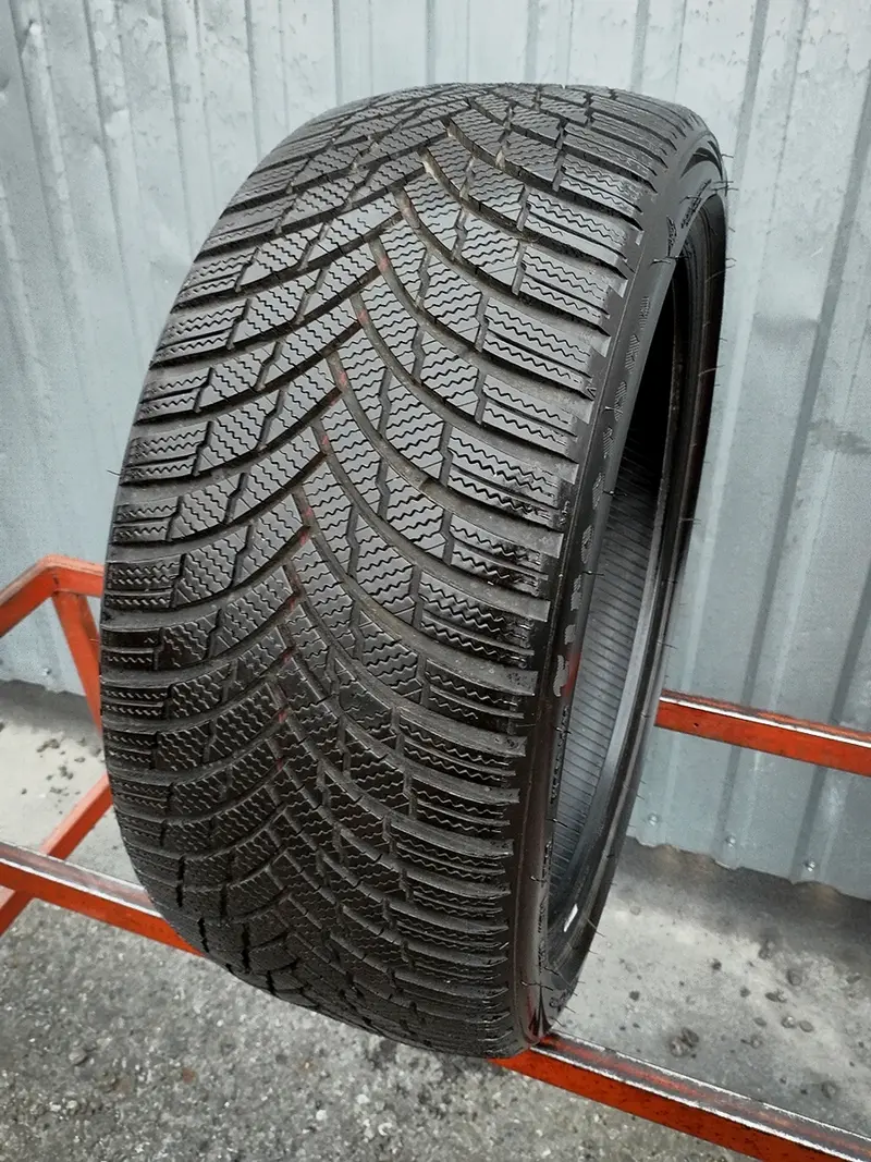 Б/у шина 225/40 R18 Firestone Winterhawk 4