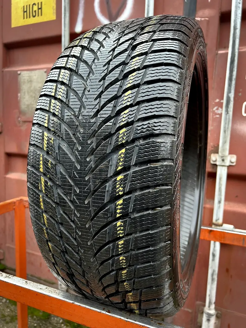 Б/у шина 225/40 R18 Nokian WR Snowproof P