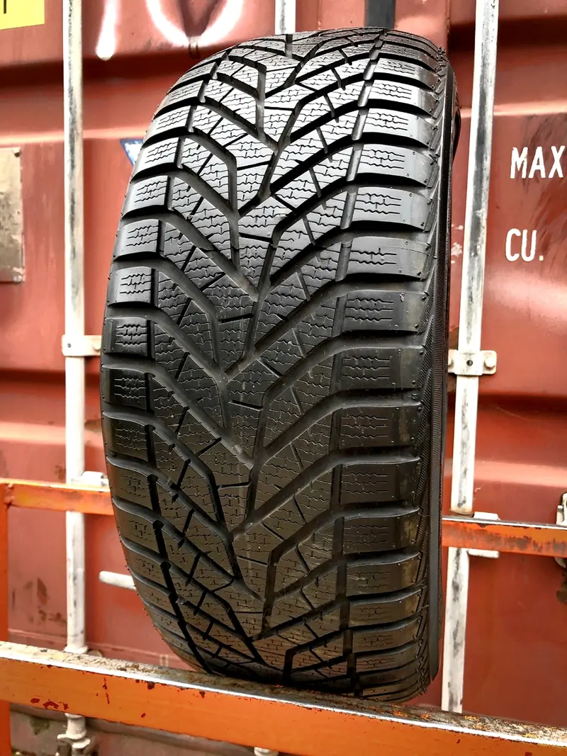 Б/у шина 225/40 R18 Yokohama BluEarth Winter V905