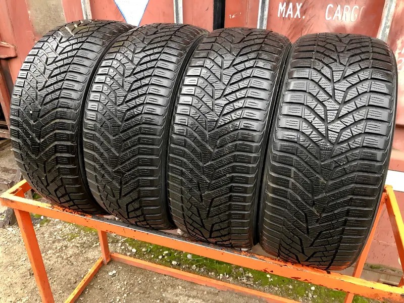 Комплект б/у шин 225/40 R18 Yokohama BluEarth Winter V905