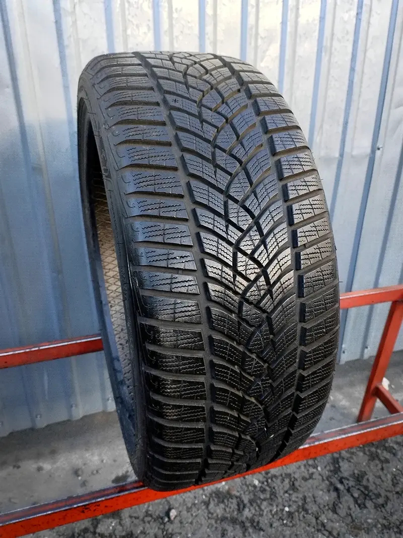 Б/у шина 225/40 R19 Goodyear Ultra Grip Performance +
