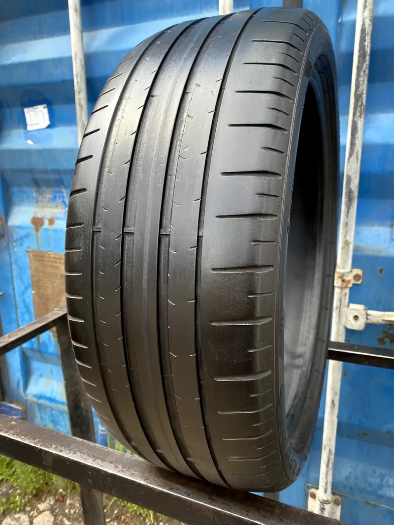 Б/у шина 225/40 R19 Pirelli P Zero PZ4