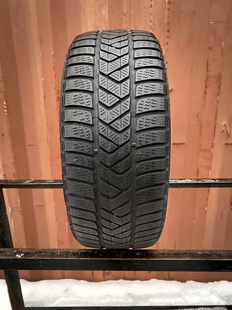 Б/у шина 225/40 R19 Pirelli Winter Sottozero 3
