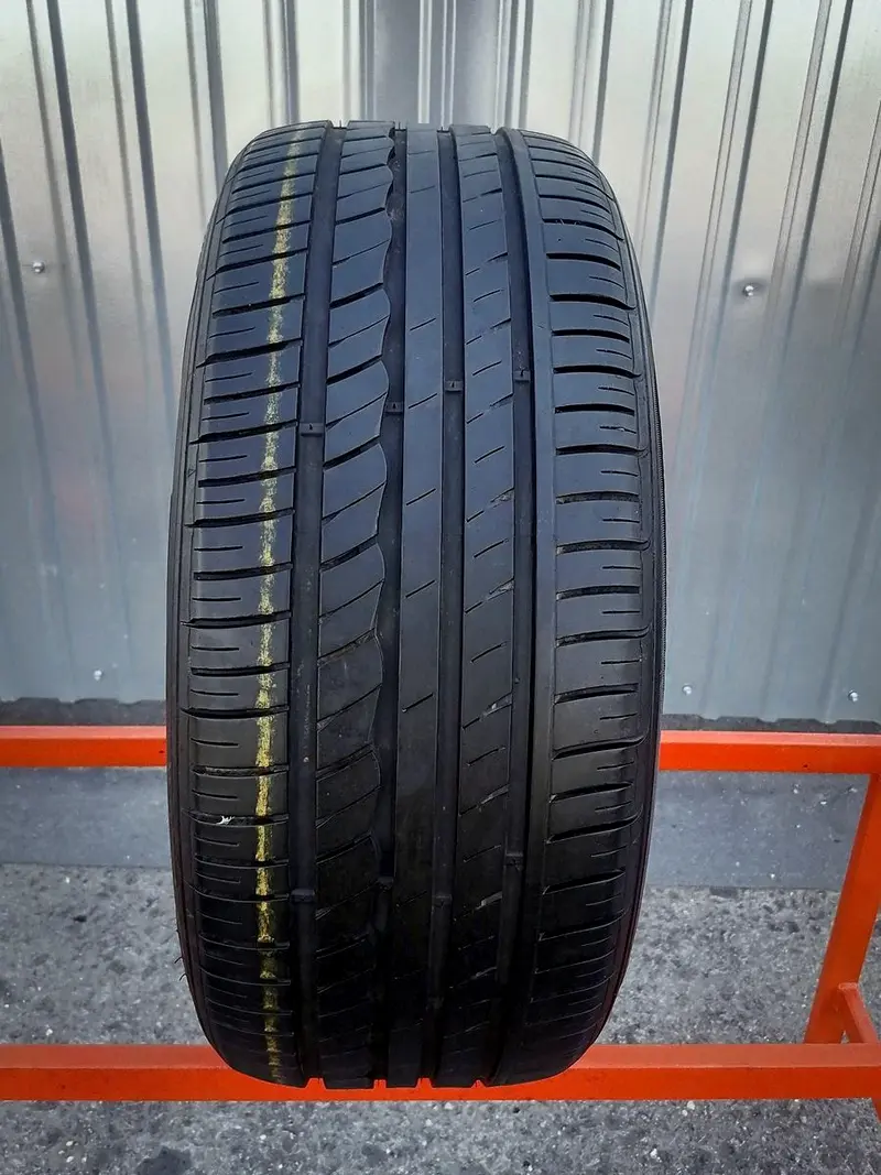 Б/у шина 225/45 R17 Kumho Ecsta HM KH31