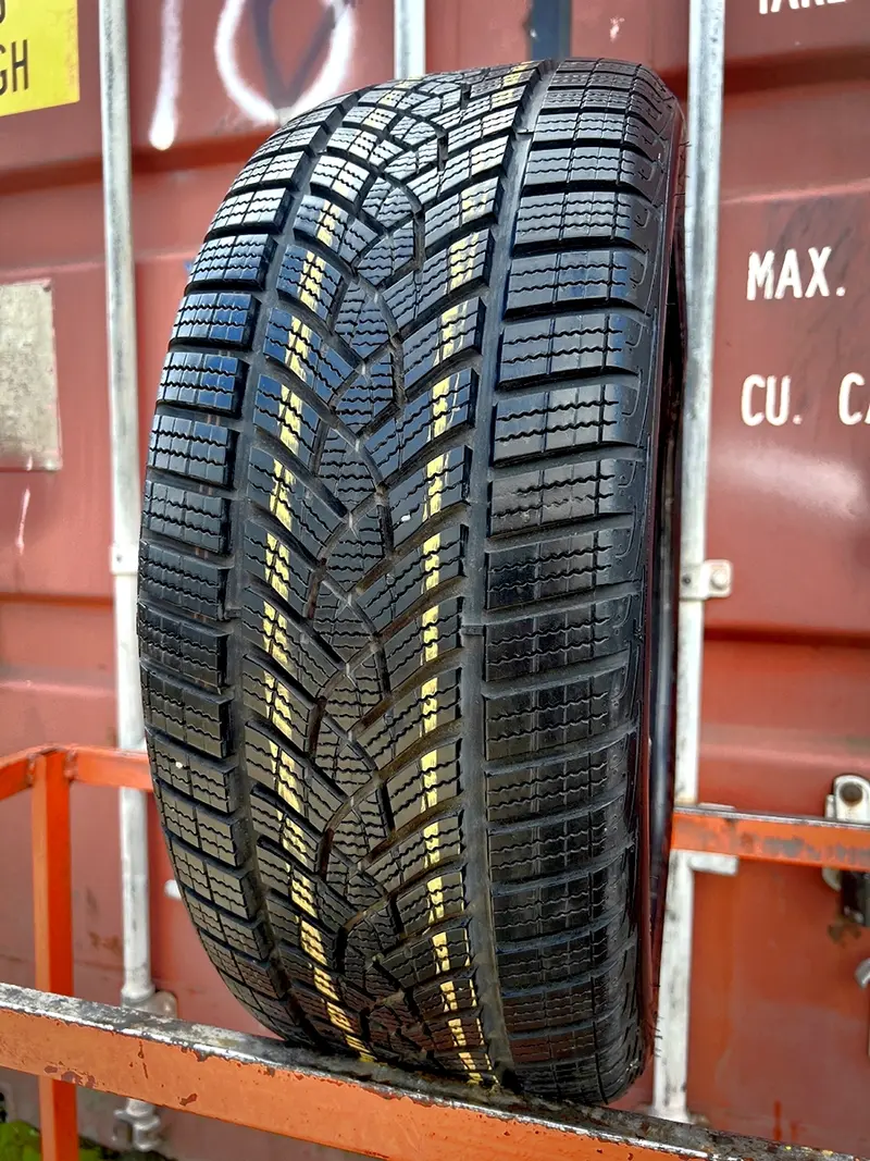 Б/у шина 225/45 R18 Goodyear Ultra Grip Perfomance GEN-1 MO