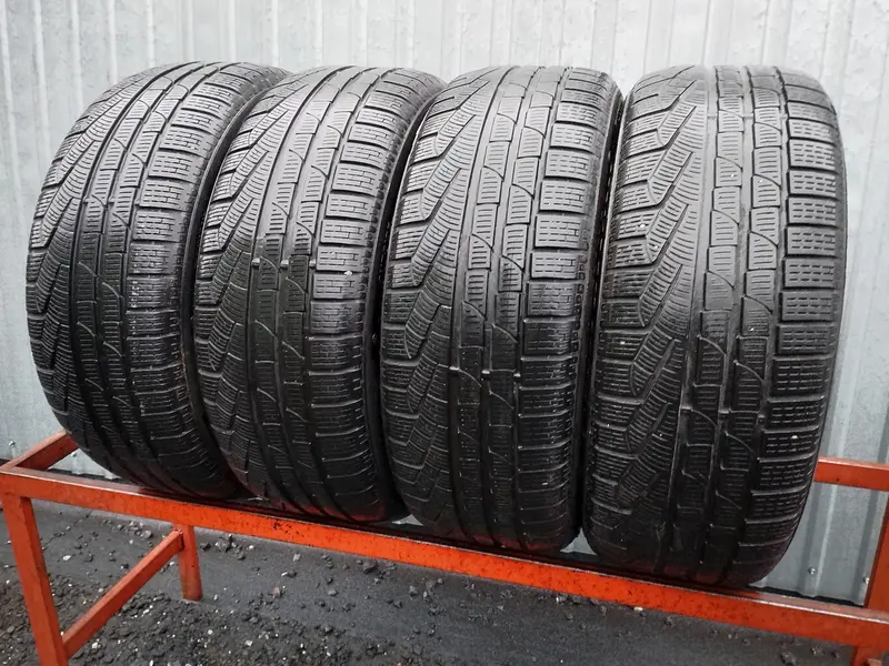 Комплект б/у шин 225/45 R18 Pirelli Winter 240 Sottozero 2 RunFlat