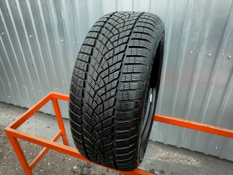 Б/у шина 225/55 R16 Goodyear Ultra Grip Performance +