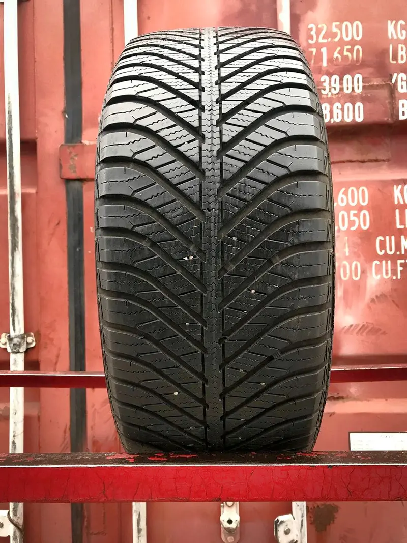 Б/у шина 225/55 R17 Goodyear Vector 4Seasons