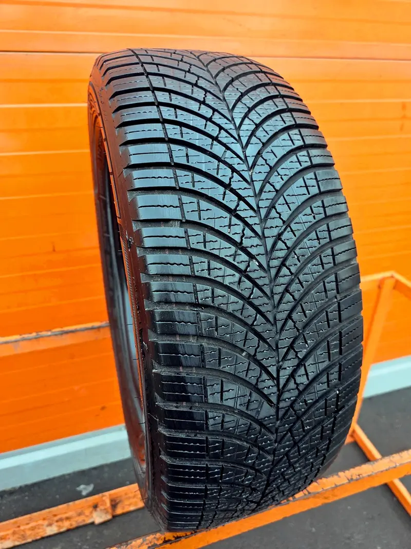 Б/у шина 225/55 R17 Goodyear Vector 4Seasons Gen-3, фото 1