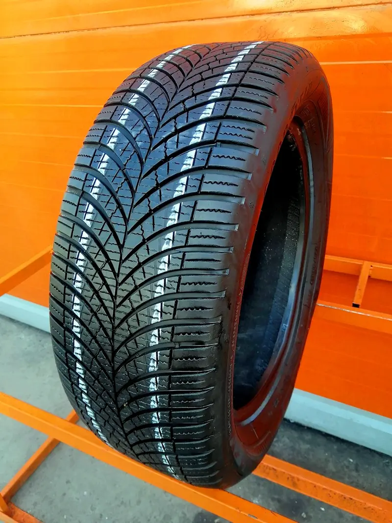Б/у шина 225/55 R17 Goodyear Vector 4Seasons Gen-3