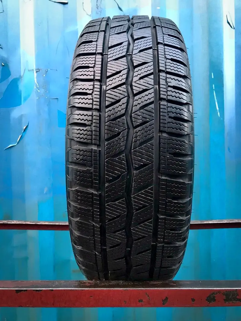 Б/у шина 225/55 R17C Hankook Winter i Cept LV RW12