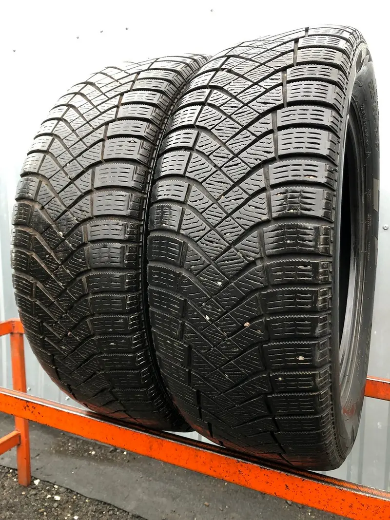 Пара б/у шин 225/55 R17 Pirelli Ice Zero FR