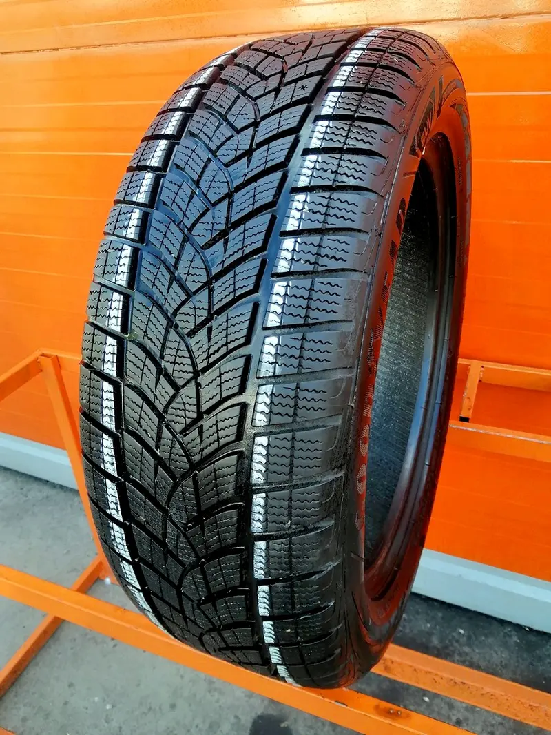 Б/у шина 225/55 R18 Goodyear Ultra Grip Perfomance GEN-1