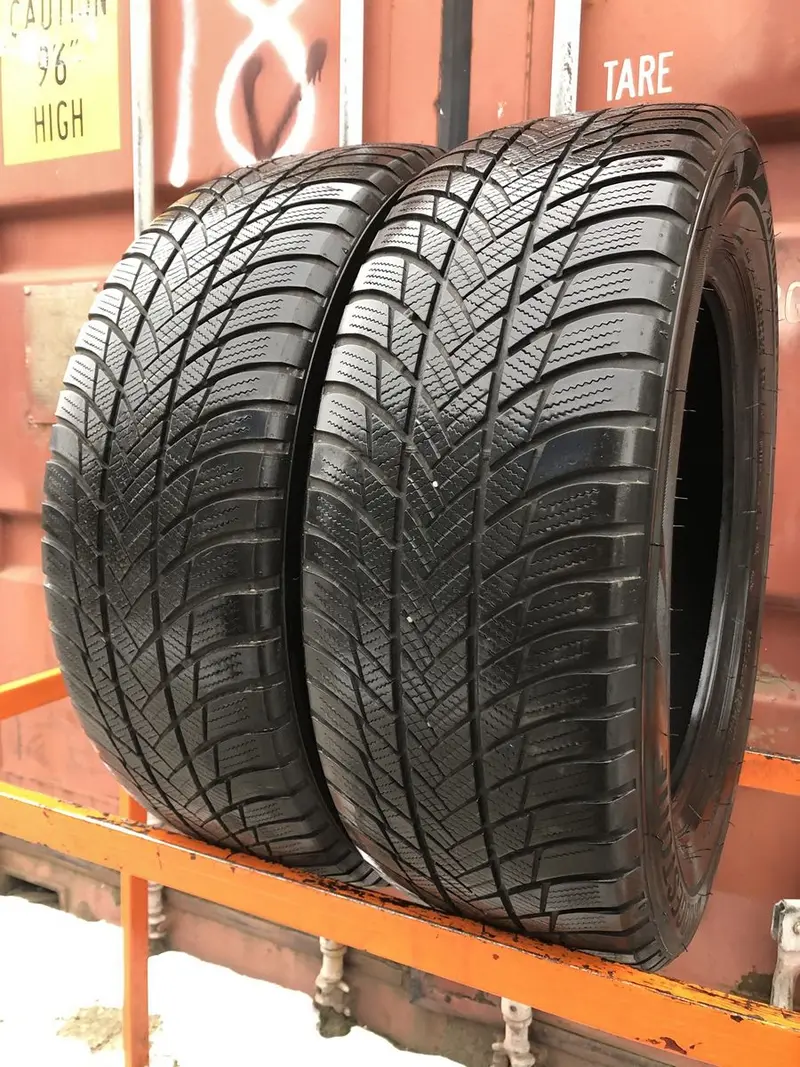 Пара б/у шин 225/60 R17 Bridgestone Blizzak LM-001