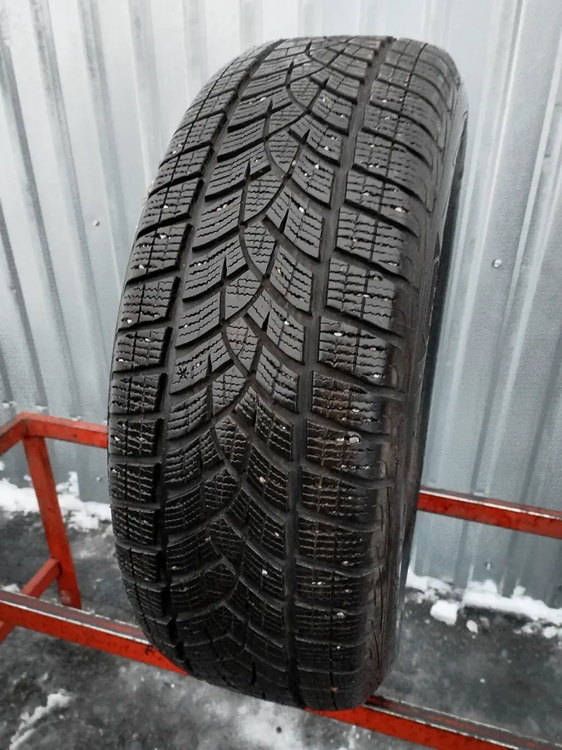Б/у шина 225/60 R17 Goodyear Ultra Grip Ice GEN-1
