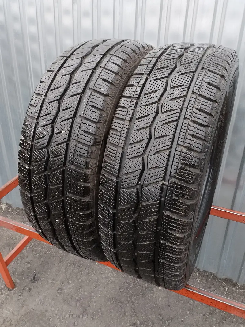 Пара б/у шин 225/65 R16C Hankook Winter i Cept LV RW12