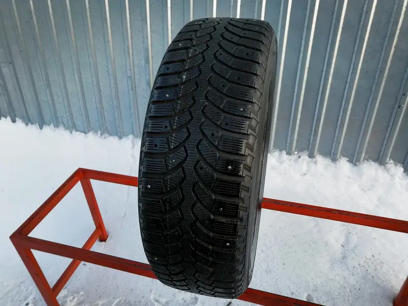 Б/у шина 225/65 R17 Bridgestone Blizzak Spike-01