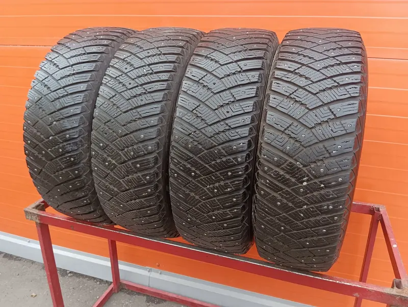 Комплект б/у шин 225/65 R17 Goodyear Ultra Grip Ice Arctic SUV 4x4
