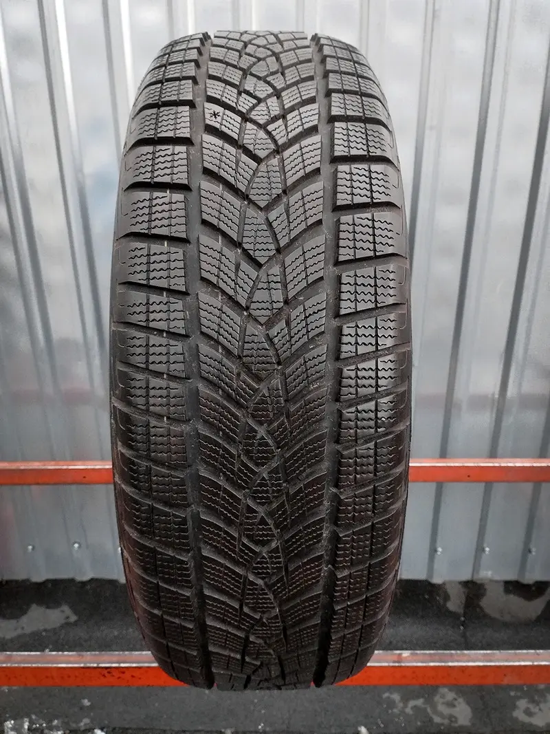 Б/у шина 225/65 R17 Goodyear Ultra Grip Performance + SUV